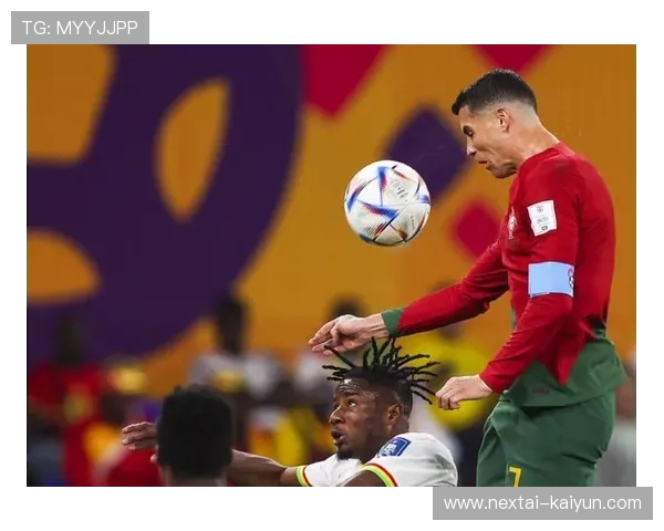 万项点球破门后与队友相拥庆祝